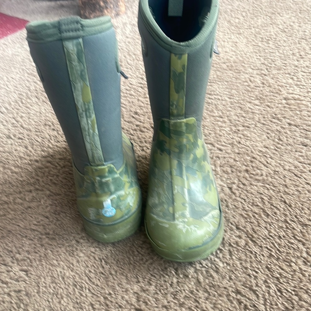 Boys bogs size 1Y